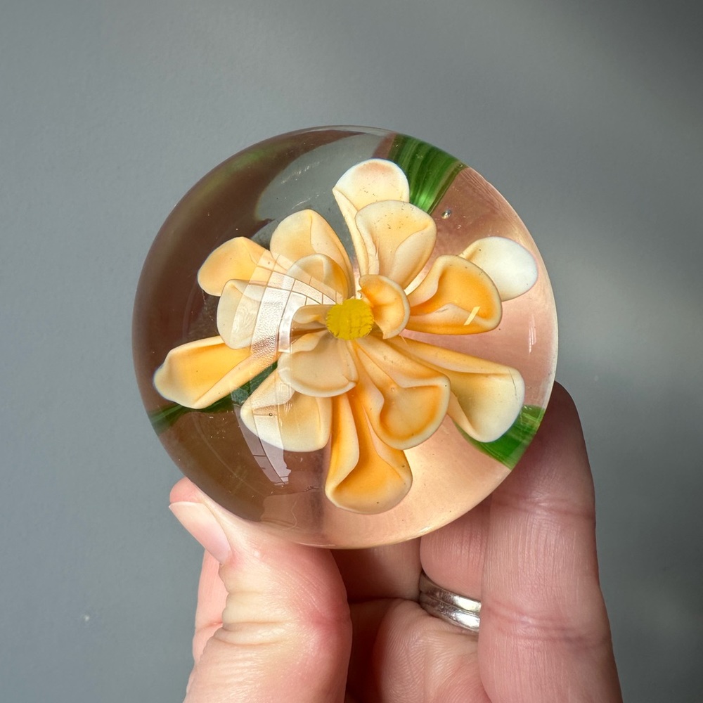 Stunning vintage art glass paperweight/decor